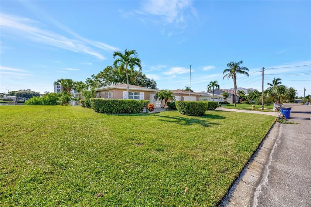 For Sale: $1,599,000 (3 beds, 2 baths, 2366 Square Feet)