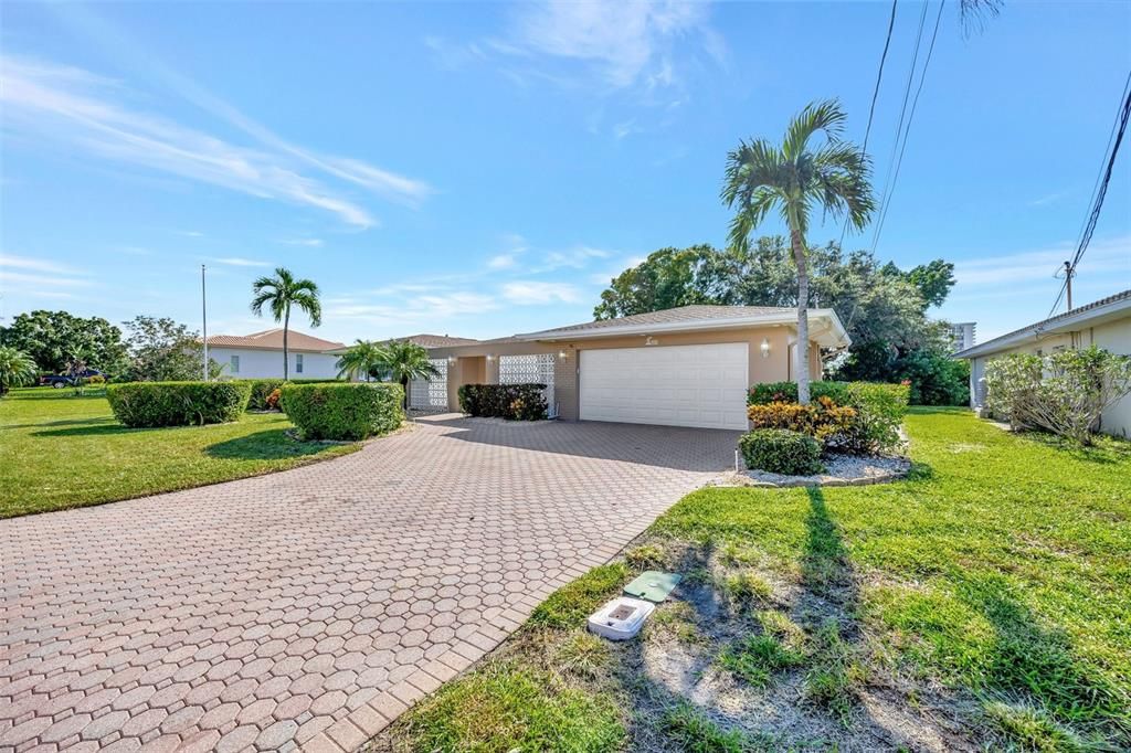 For Sale: $1,599,000 (3 beds, 2 baths, 2366 Square Feet)