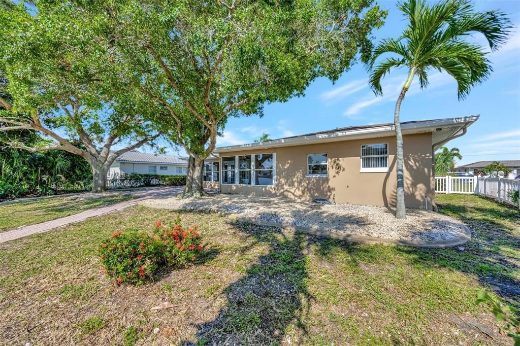 For Sale: $1,599,000 (3 beds, 2 baths, 2366 Square Feet)