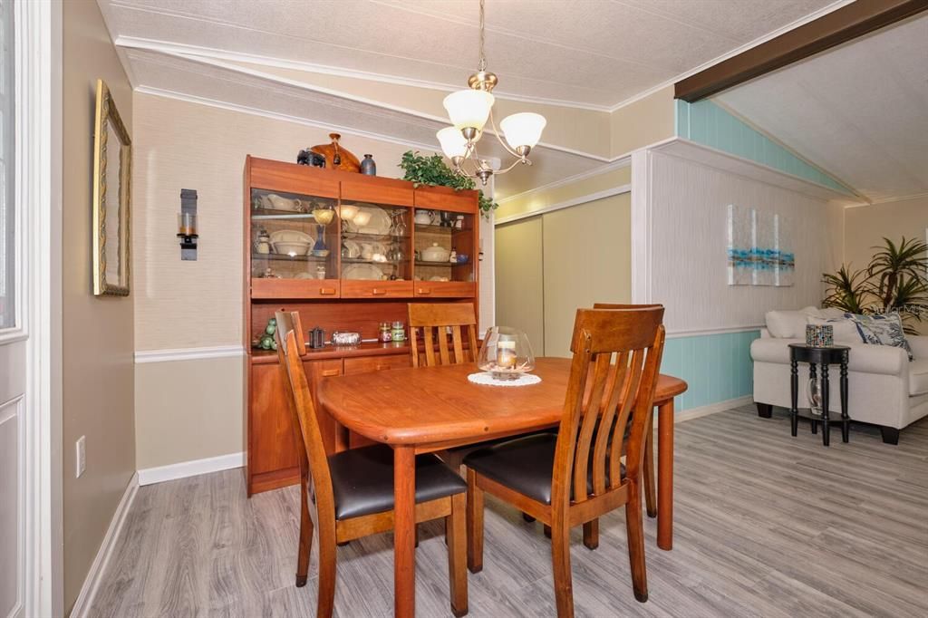 For Sale: $194,999 (2 beds, 2 baths, 1435 Square Feet)