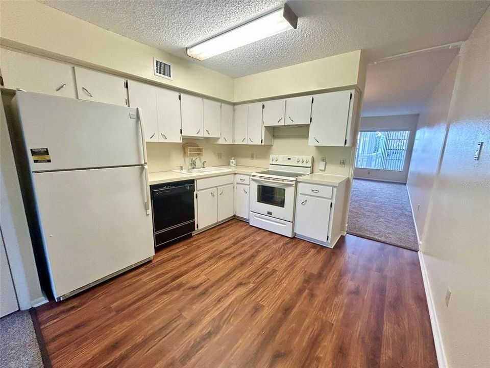 For Sale: $139,000 (2 beds, 2 baths, 1050 Square Feet)