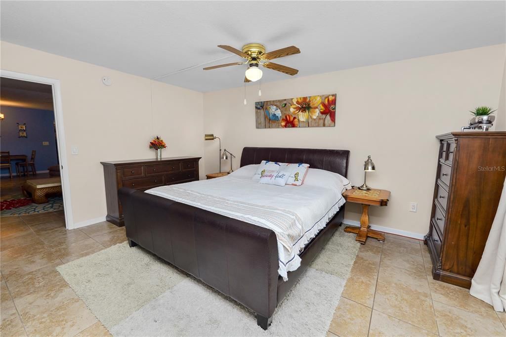 For Sale: $200,000 (2 beds, 2 baths, 1215 Square Feet)