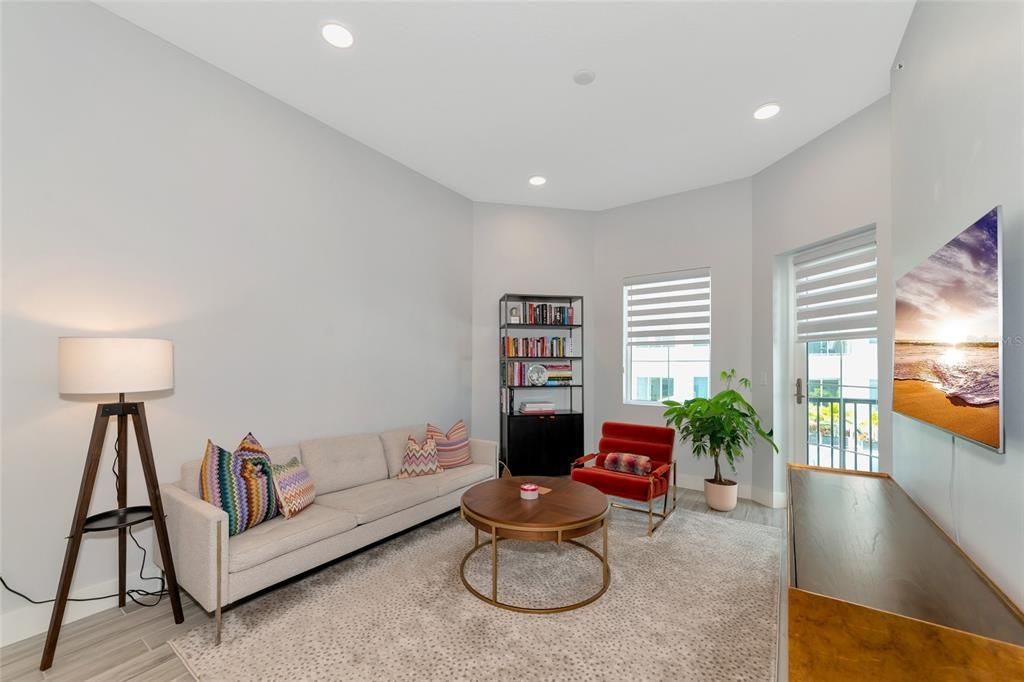 For Sale: $675,000 (1 beds, 1 baths, 752 Square Feet)