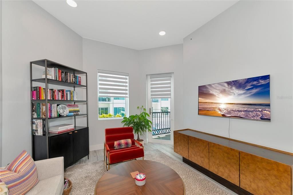 For Sale: $675,000 (1 beds, 1 baths, 752 Square Feet)