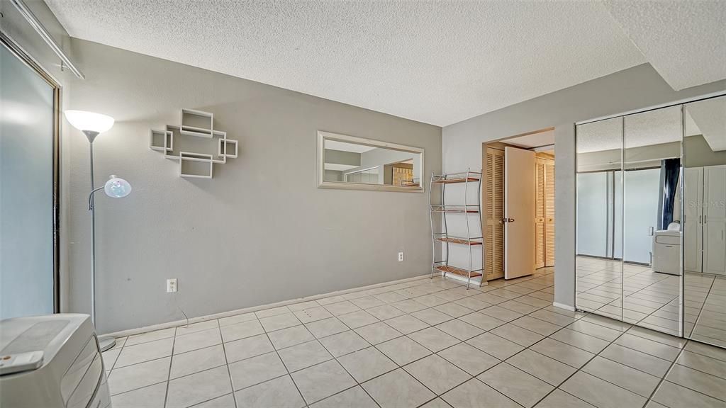 For Sale: $209,900 (2 beds, 2 baths, 982 Square Feet)