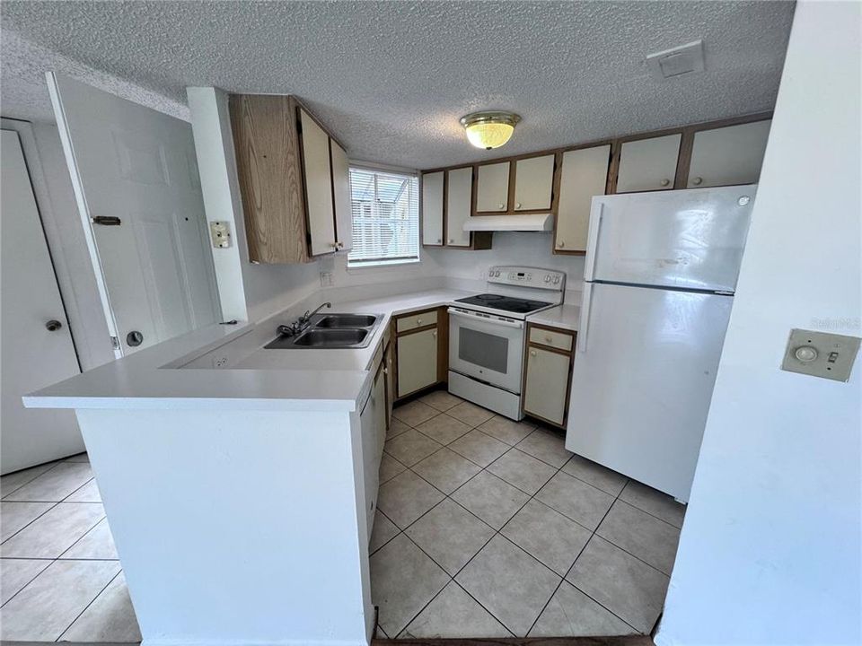 For Sale: $139,000 (1 beds, 1 baths, 660 Square Feet)