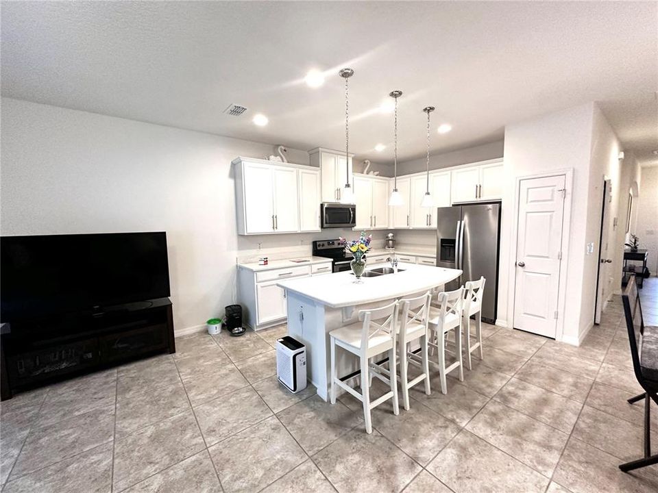 For Rent: $2,299 (3 beds, 2 baths, 1472 Square Feet)