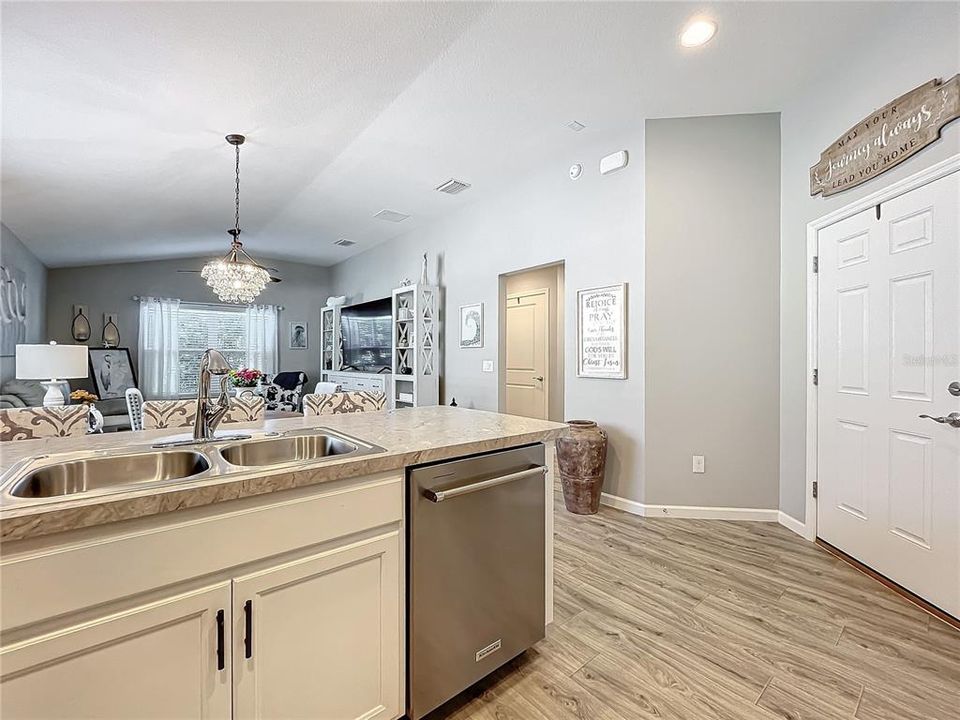 For Sale: $274,900 (2 beds, 2 baths, 961 Square Feet)