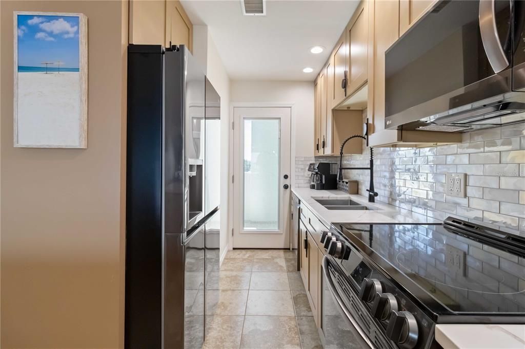 For Sale: $349,900 (2 beds, 2 baths, 988 Square Feet)