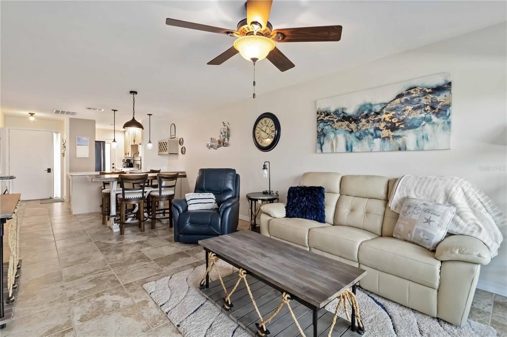 For Sale: $349,900 (2 beds, 2 baths, 988 Square Feet)