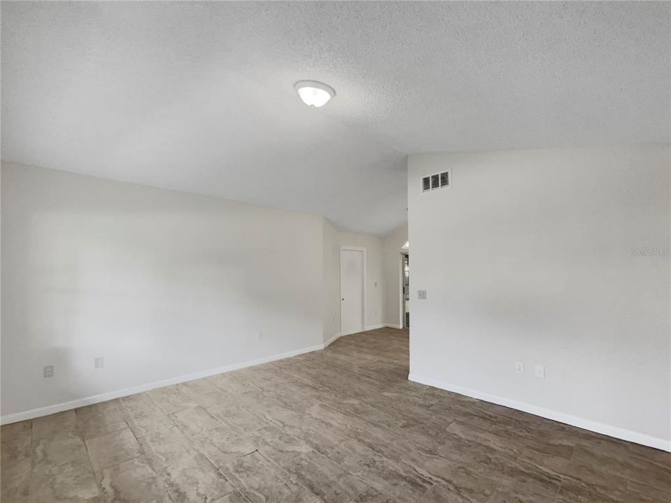 For Sale: $232,000 (2 beds, 2 baths, 979 Square Feet)