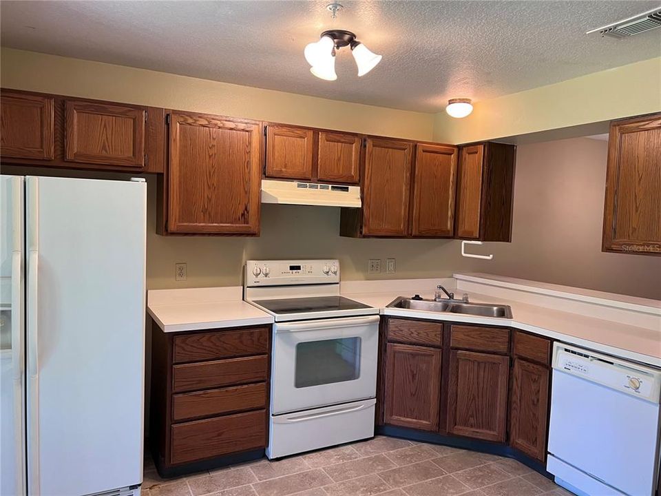 For Rent: $1,600 (2 beds, 2 baths, 975 Square Feet)