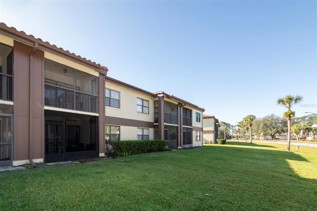 Back side of the condo. Exterior is all taken care of so you can take advantage of all the amenities that Ventura Country Club has to offer.