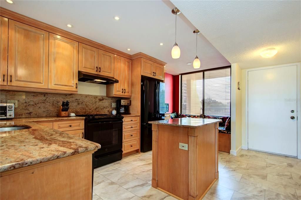 For Sale: $547,000 (2 beds, 2 baths, 1270 Square Feet)