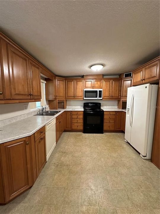 For Rent: $1,750 (2 beds, 1 baths, 960 Square Feet)