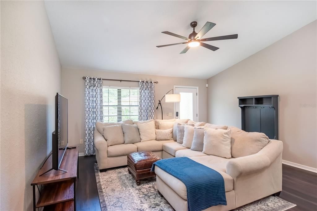 For Sale: $249,900 (3 beds, 2 baths, 1252 Square Feet)