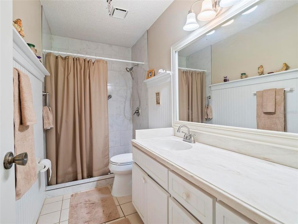 For Sale: $214,900 (2 beds, 2 baths, 1021 Square Feet)