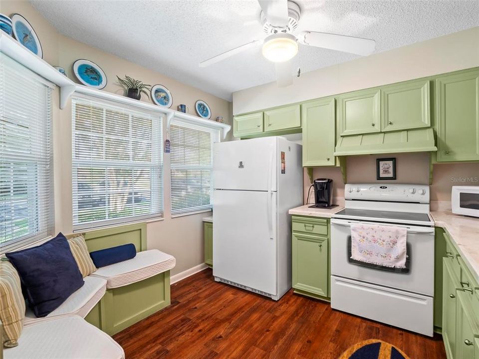 For Sale: $214,900 (2 beds, 2 baths, 1021 Square Feet)