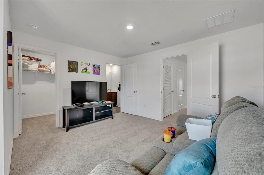 secondary room with walk in closet and en-suite bathroom