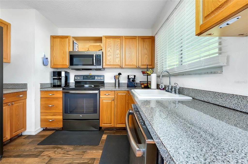 For Sale: $239,900 (2 beds, 1 baths, 900 Square Feet)