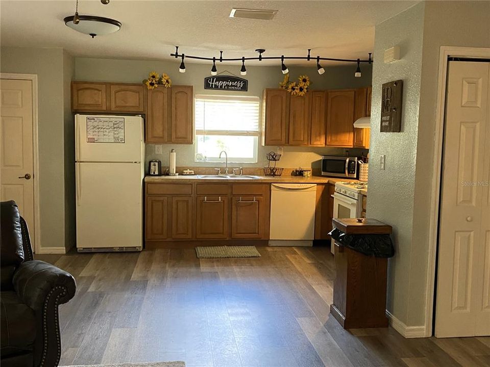 For Sale: $299,000 (2 beds, 1 baths, 1010 Square Feet)