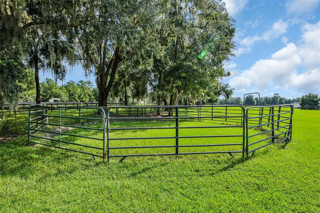 Optional pipe round pen