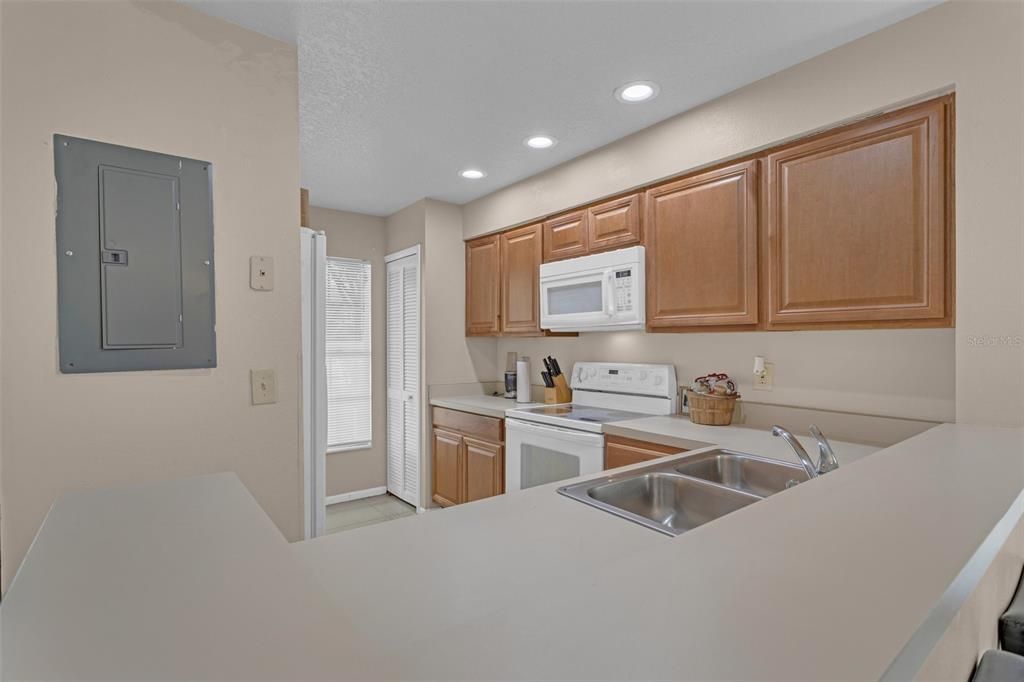 For Sale: $250,000 (2 beds, 2 baths, 984 Square Feet)