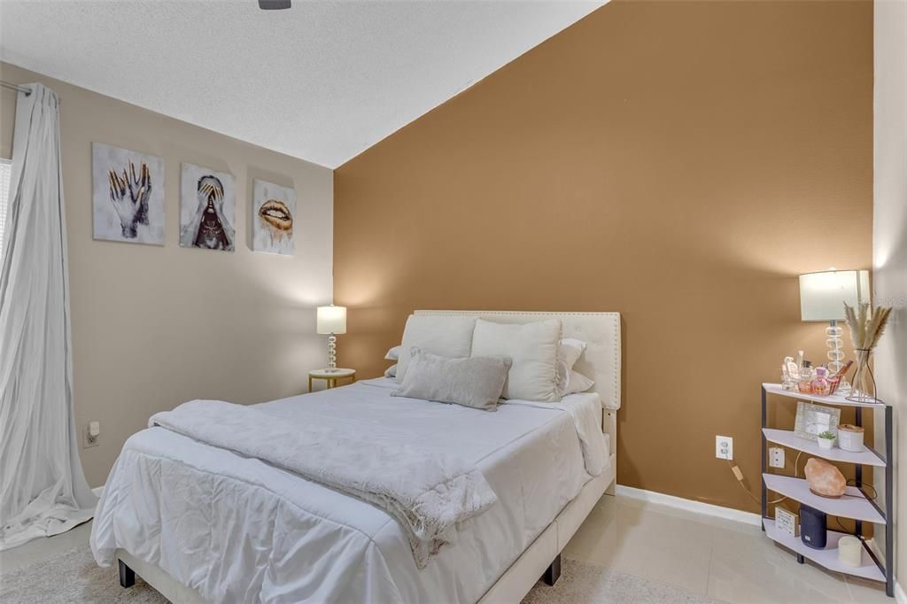 For Sale: $250,000 (2 beds, 2 baths, 984 Square Feet)