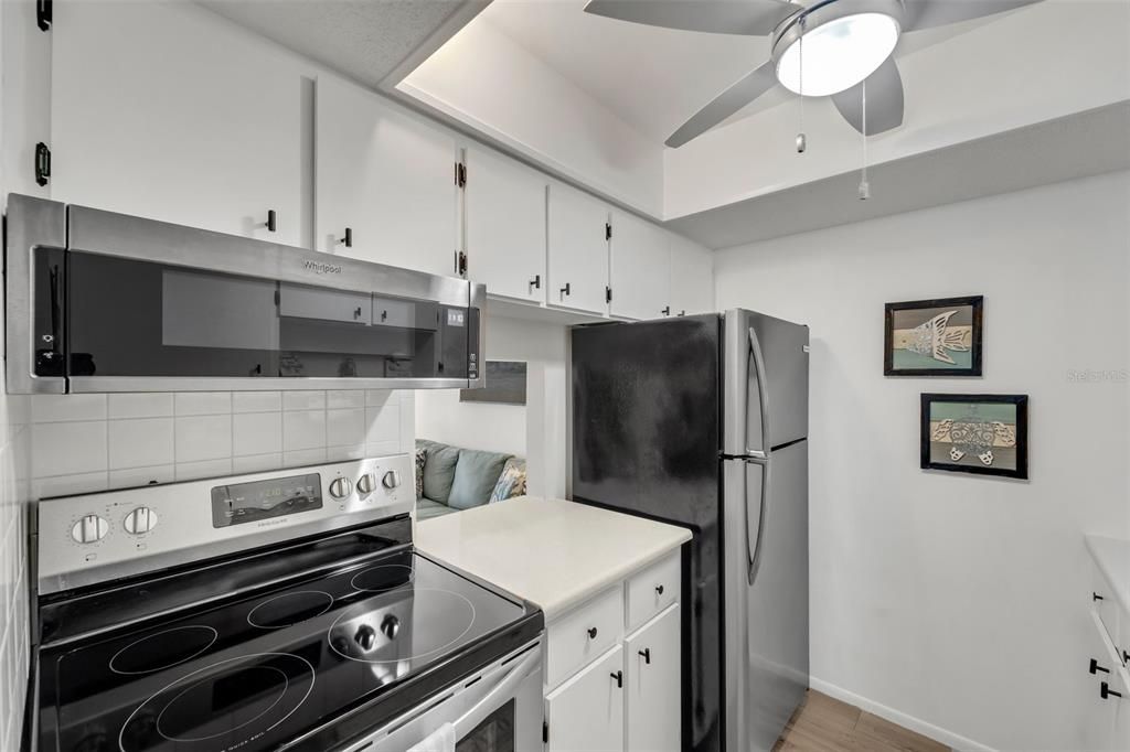 For Sale: $143,900 (1 beds, 1 baths, 647 Square Feet)