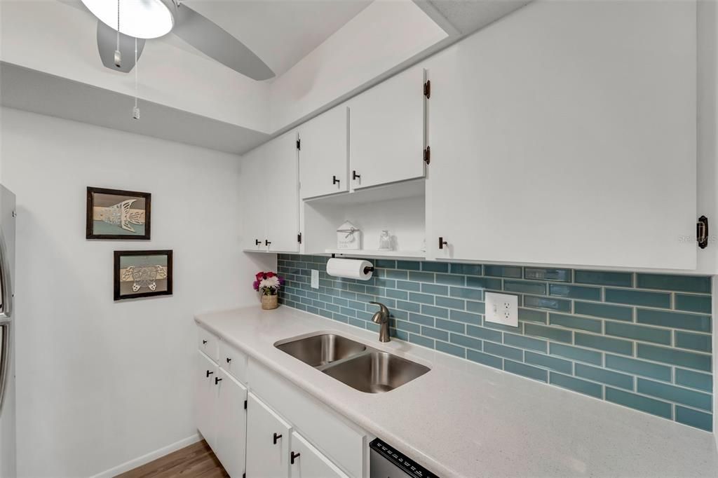 For Sale: $143,900 (1 beds, 1 baths, 647 Square Feet)