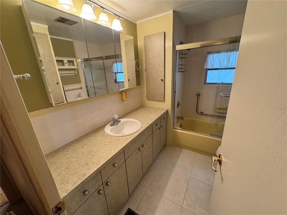 For Sale: $139,700 (2 beds, 2 baths, 1065 Square Feet)