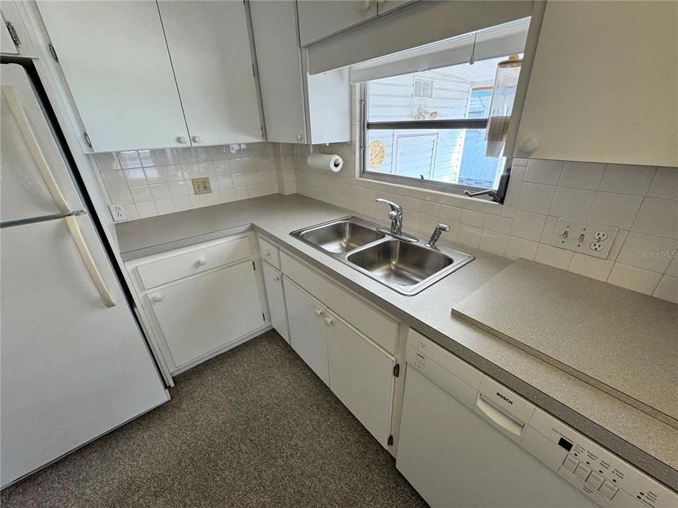 For Sale: $139,700 (2 beds, 2 baths, 1065 Square Feet)