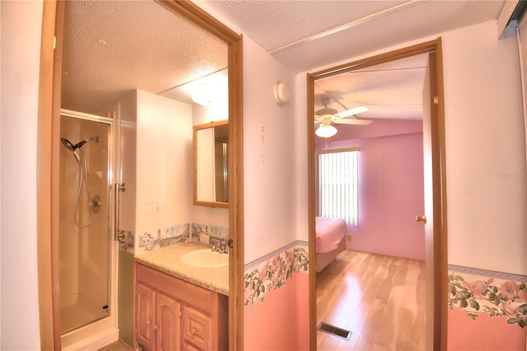 For Sale: $159,900 (2 beds, 1 baths, 940 Square Feet)