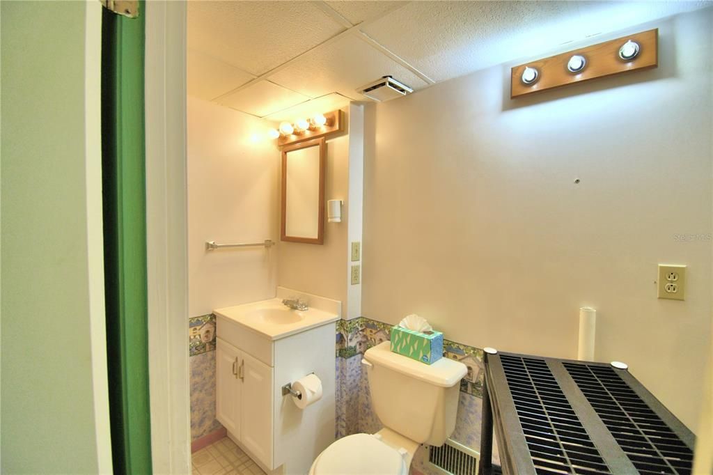 For Sale: $159,900 (2 beds, 1 baths, 940 Square Feet)