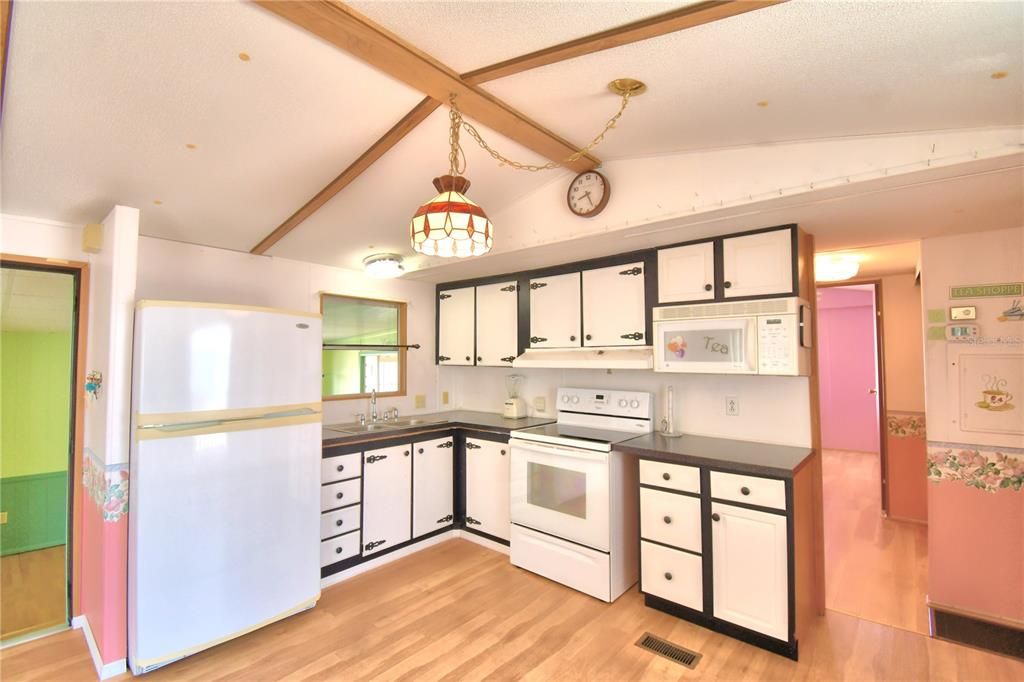 For Sale: $159,900 (2 beds, 1 baths, 940 Square Feet)