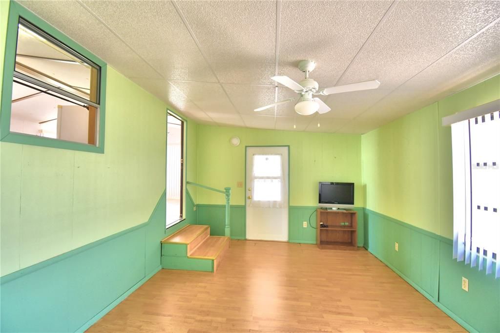 For Sale: $159,900 (2 beds, 1 baths, 940 Square Feet)