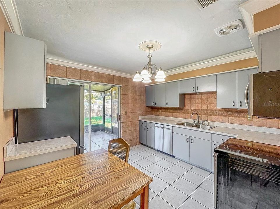 For Sale: $355,000 (2 beds, 1 baths, 1040 Square Feet)