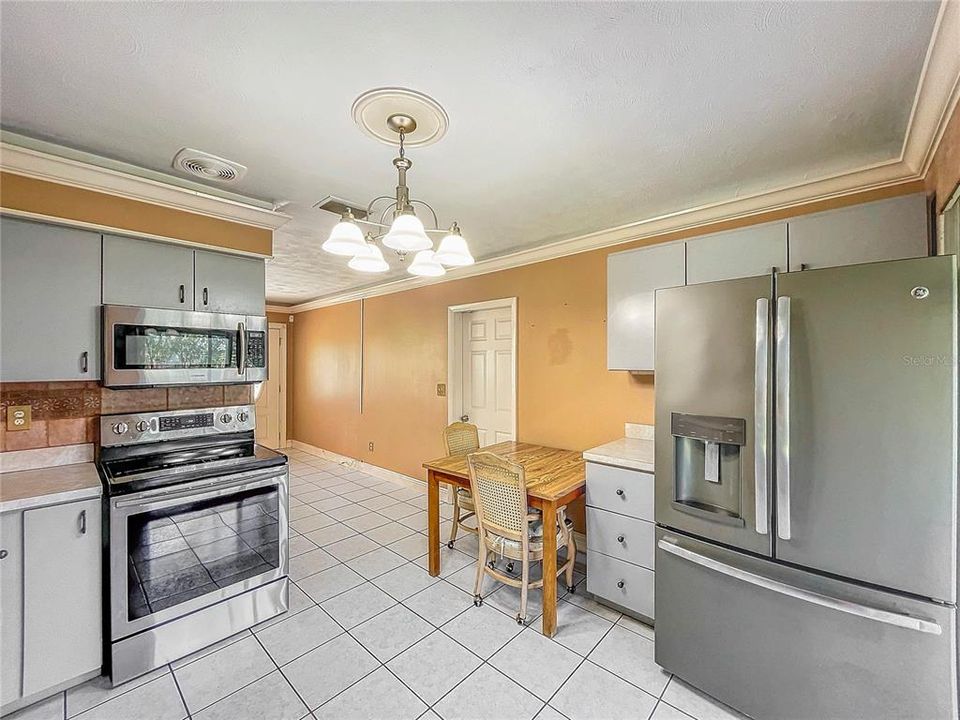 For Sale: $355,000 (2 beds, 1 baths, 1040 Square Feet)