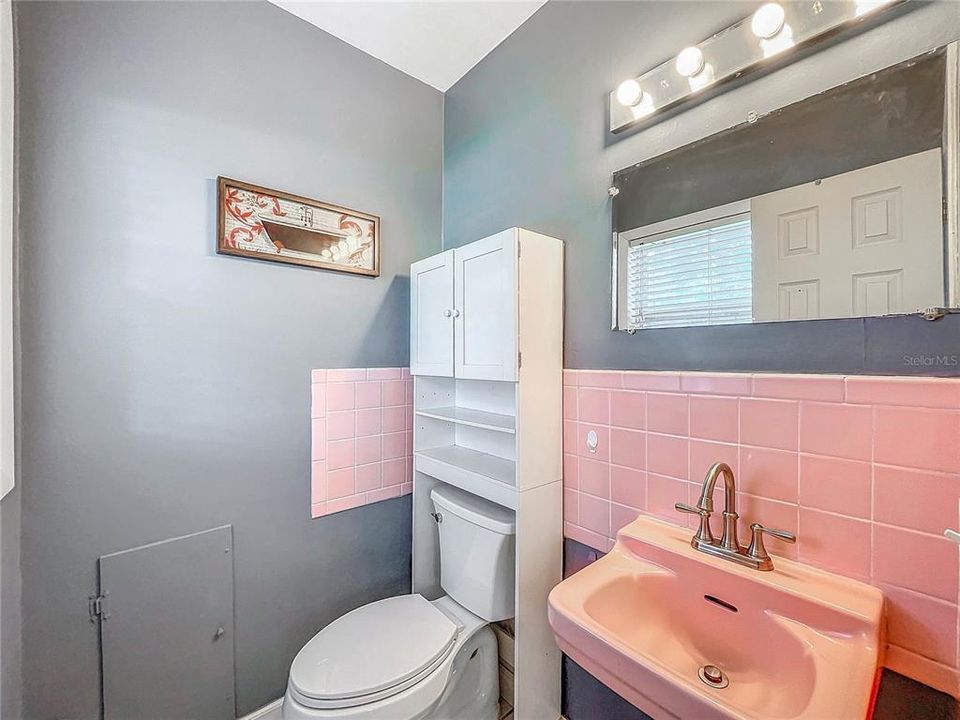 For Sale: $355,000 (2 beds, 1 baths, 1040 Square Feet)