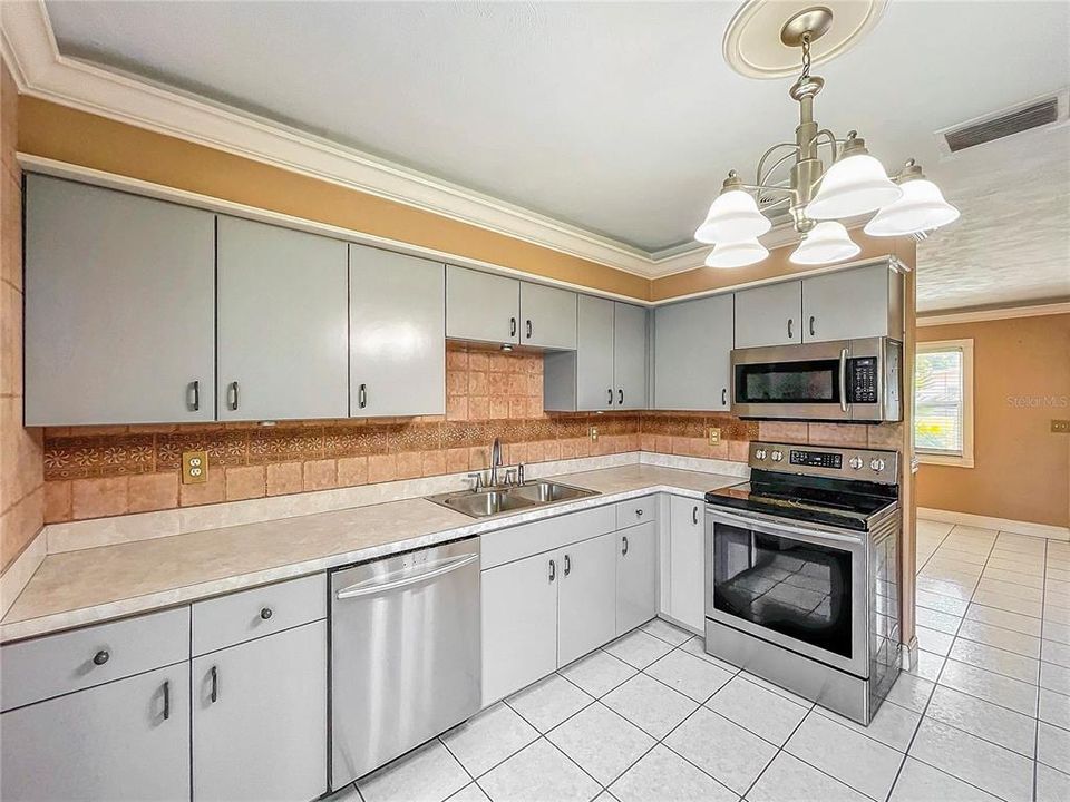 For Sale: $355,000 (2 beds, 1 baths, 1040 Square Feet)