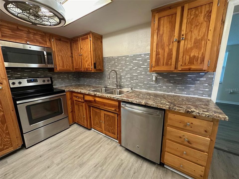 For Sale: $261,800 (2 beds, 2 baths, 1182 Square Feet)