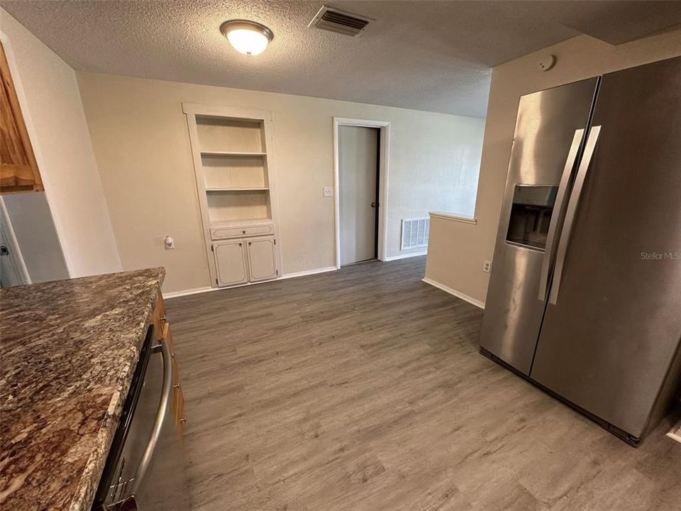 For Sale: $261,800 (2 beds, 2 baths, 1182 Square Feet)