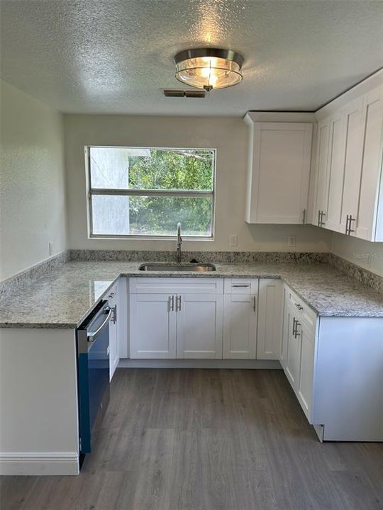 For Sale: $299,000 (2 beds, 1 baths, 936 Square Feet)