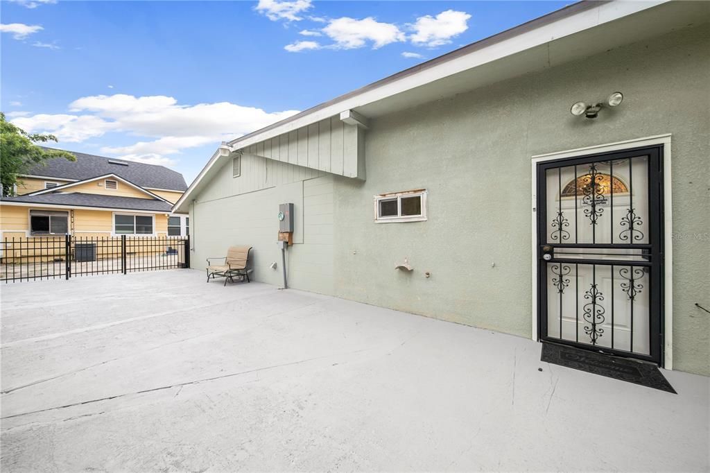 Garage Apartment With Plenty Of Space To entertained Outside