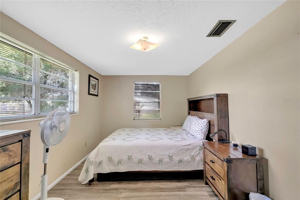 For Sale: $299,900 (2 beds, 1 baths, 1248 Square Feet)