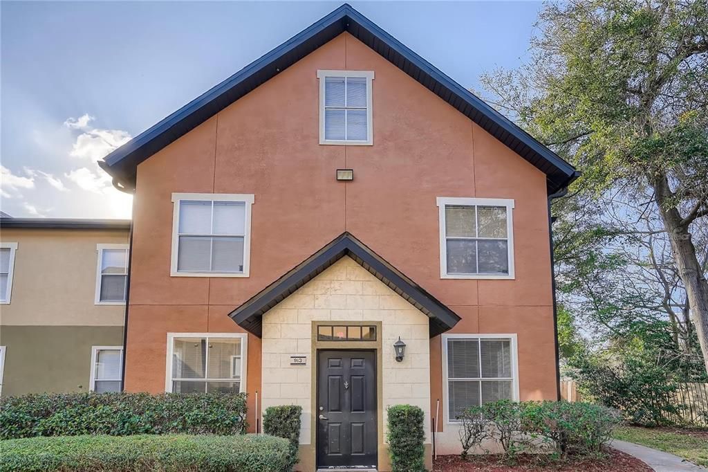 Active With Contract: $1,695 (2 beds, 2 baths, 1077 Square Feet)