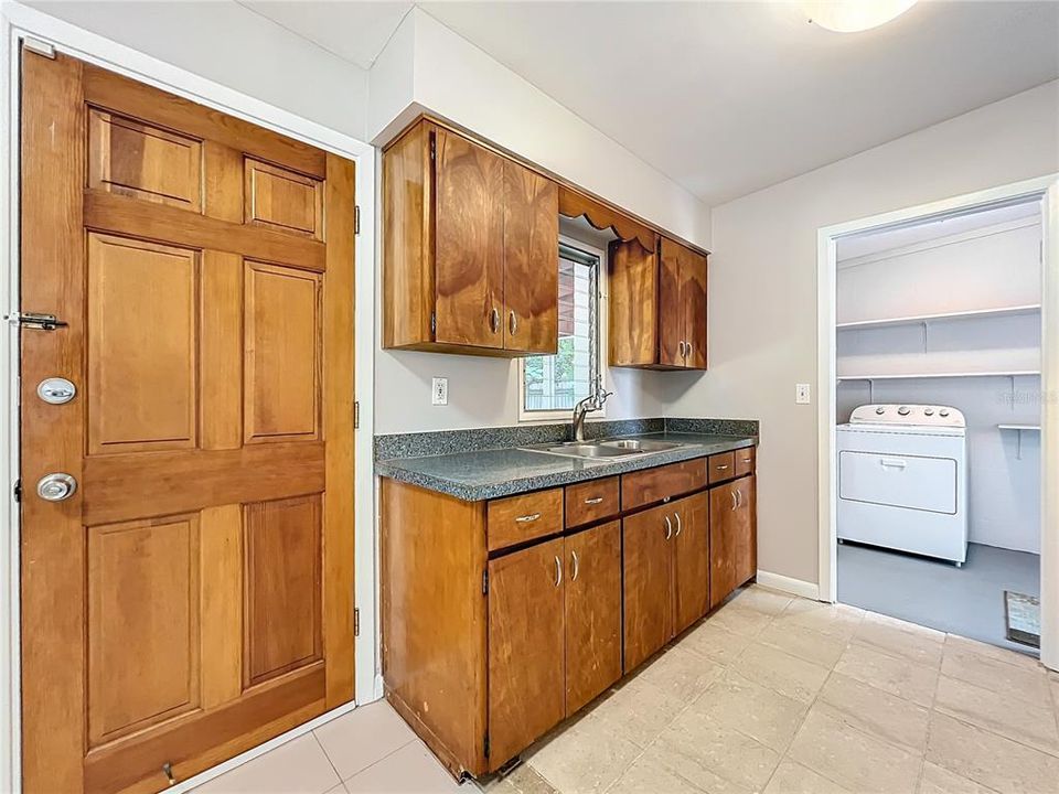 For Sale: $289,900 (3 beds, 1 baths, 969 Square Feet)