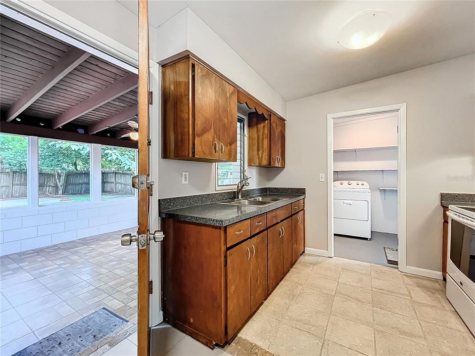 For Sale: $289,900 (3 beds, 1 baths, 969 Square Feet)