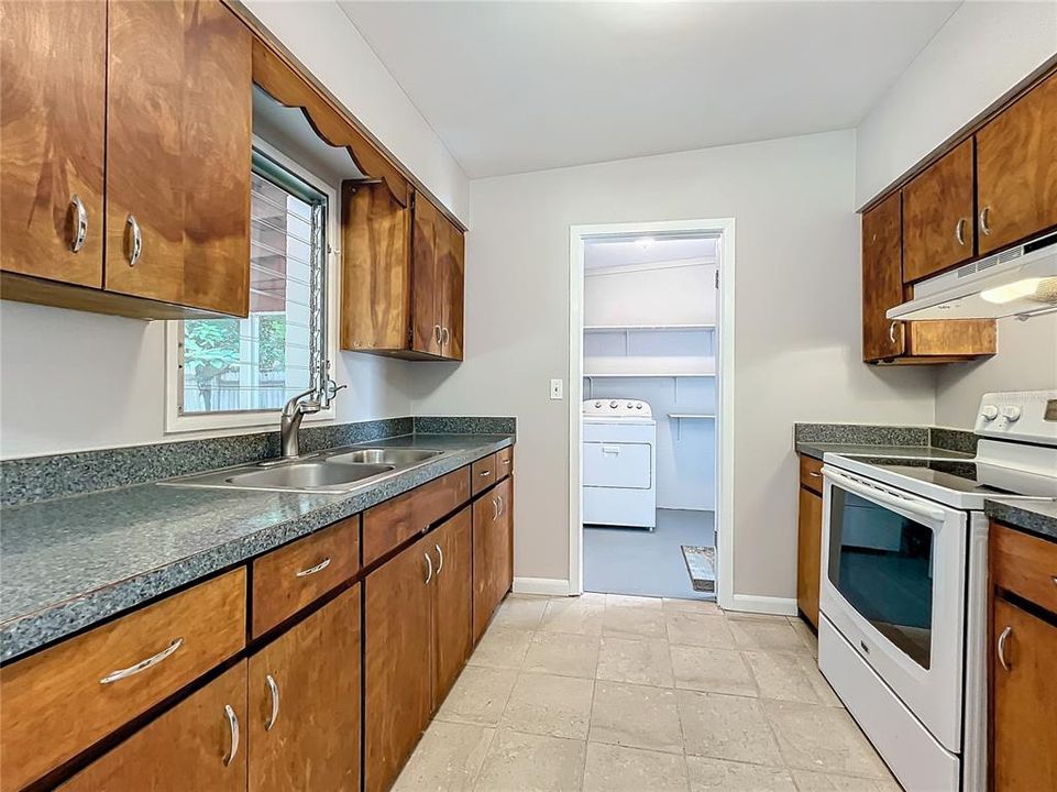 For Sale: $289,900 (3 beds, 1 baths, 969 Square Feet)