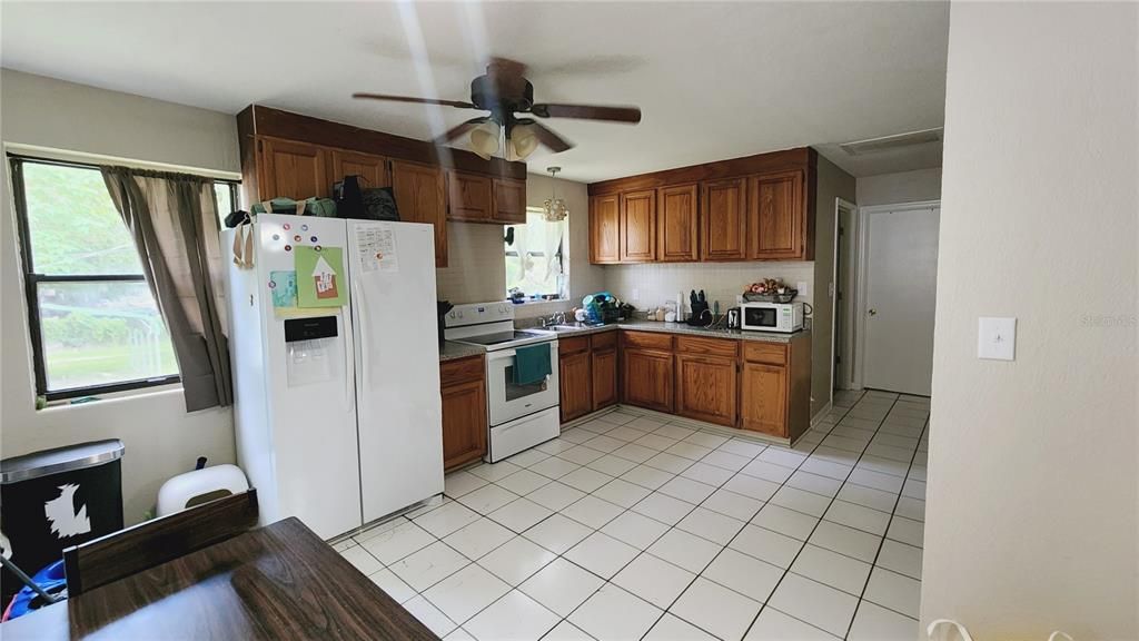 For Rent: $1,350 (2 beds, 1 baths, 936 Square Feet)